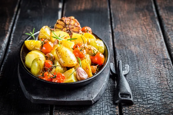 Grilled vegetables with rosemary and garlic — Stock Photo, Image