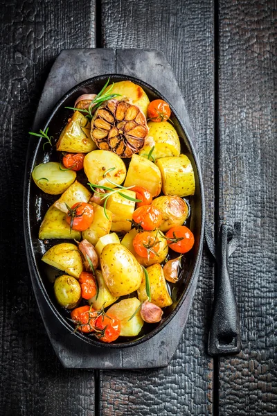 신선한 토마토와 마늘 구운된 감자 — 스톡 사진