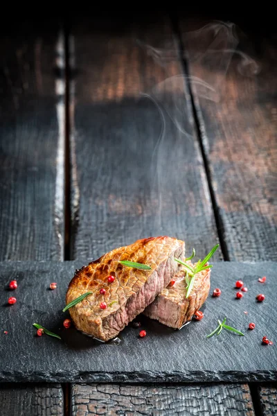 Horké grilované maso s čerstvým rozmarýnem — Stock fotografie