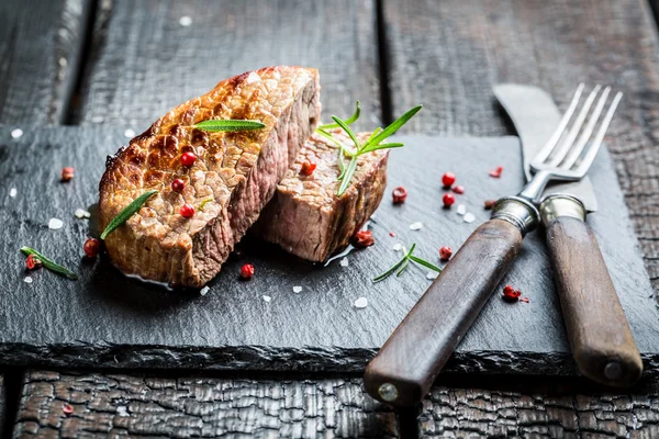 Carne assada quente com alecrim fresco pronto para comer — Fotografia de Stock