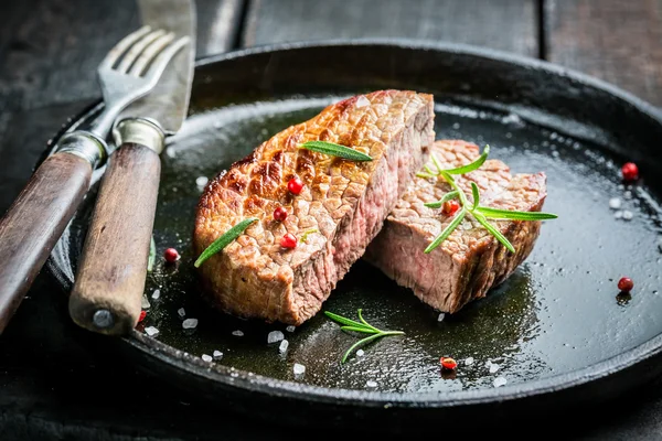 Horké grilované maso s čerstvými bylinkami na desce — Stock fotografie