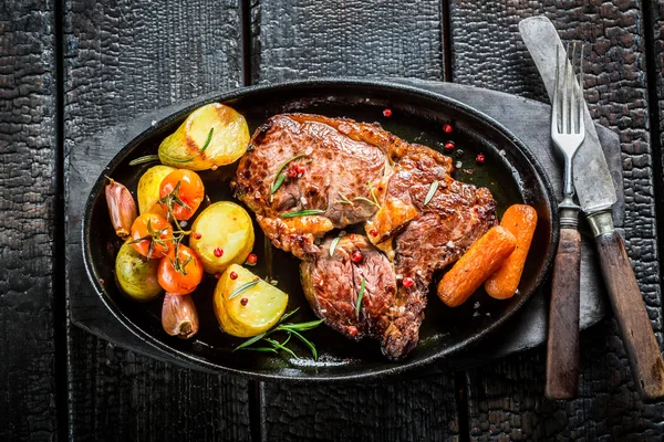 Roasted vegetables and steak with fresh herbs on grill — Stock Photo, Image