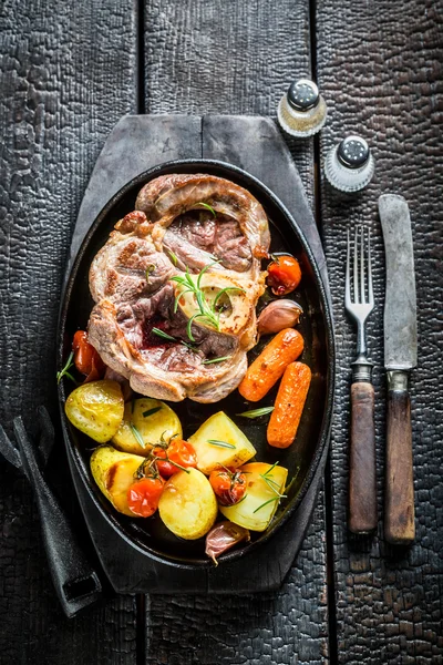 Gegrilltes Gemüse und Steak mit Kräutern auf dem Grill — Stockfoto