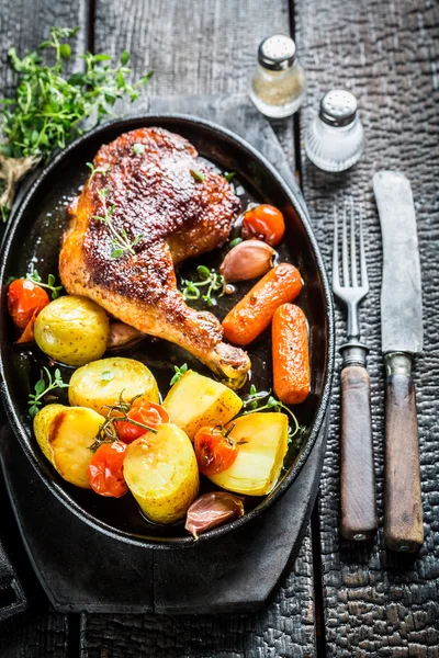 烤的一块鸡肉与药草和香料 — 图库照片