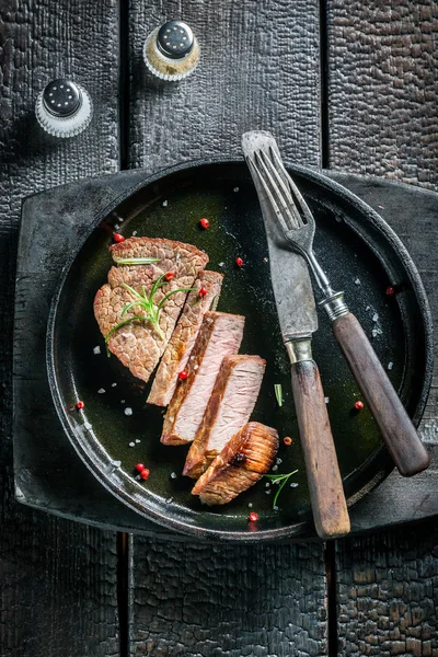Heta köttet med färska örter redo att äta — Stockfoto