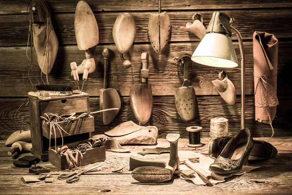 Atelier Cobbler avec outils, chaussures et lacets — Photo