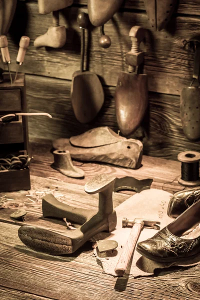 Schoenmaker workshop met hulpprogramma's, schoenen en leder — Stockfoto