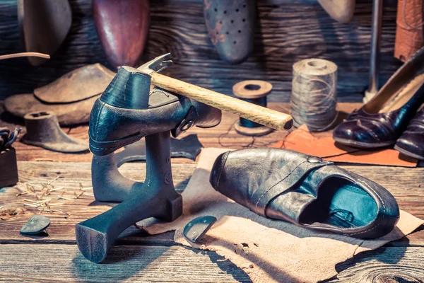 Cobbler lugar de trabajo con herramientas, cuero y zapatos — Foto de Stock