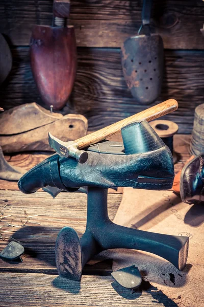 Vintage skomakare workshop med verktyg, skor och läder — Stockfoto