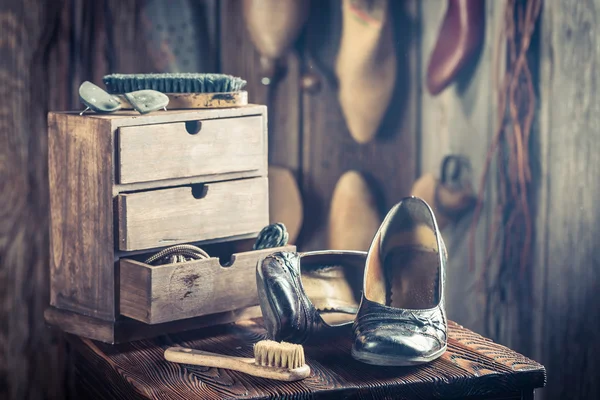 Vecchio laboratorio calzolaio con attrezzi, scarpe e pelle — Foto Stock