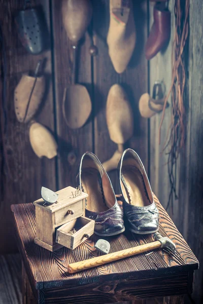 Antiguo taller de zapatero con zapatos, cordones y herramientas —  Fotos de Stock