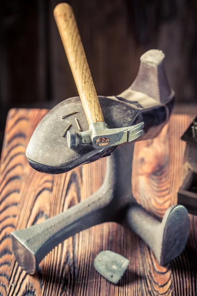 Old cobbler workplace with tools, leather and shoes — Stock Photo, Image