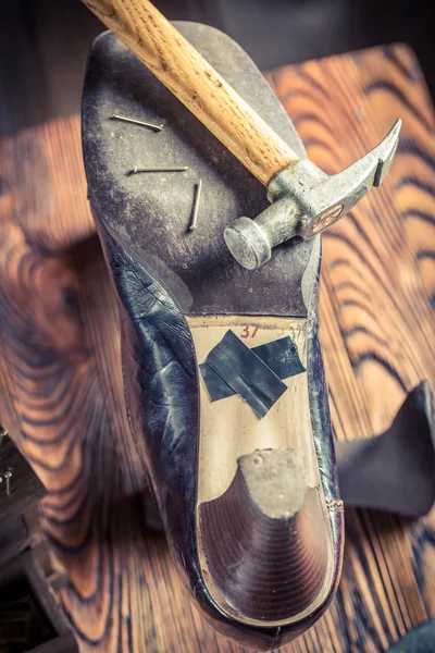 Alte Schuhmacherwerkstatt mit Pinsel und Schuhen — Stockfoto