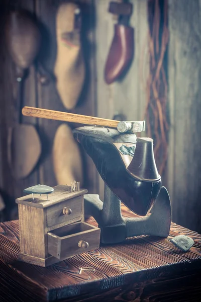 Семинар по производству обуви, шнурков и инструментов — стоковое фото