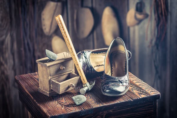 老的鞋匠工作场所与工具、 皮革和鞋 — 图库照片