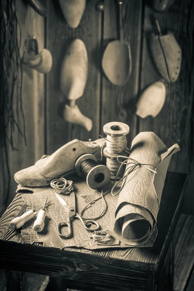 Leeftijd schoenmaker workshop met hulpprogramma's, schoenen en leder — Stockfoto