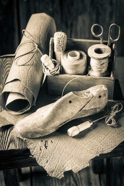 Small shoemaker workshop with tools, shoes and laces — Stock Photo, Image