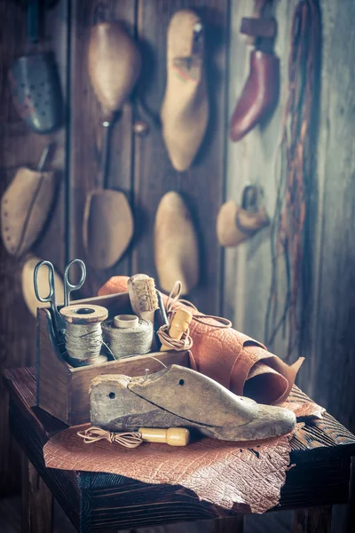 Kleine Schuhmacherwerkstatt mit Werkzeug, Schuhen und Leder — Stockfoto