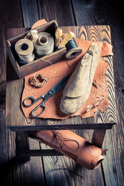 Pequeño taller de zapatero con herramientas, zapatos y cuero —  Fotos de Stock