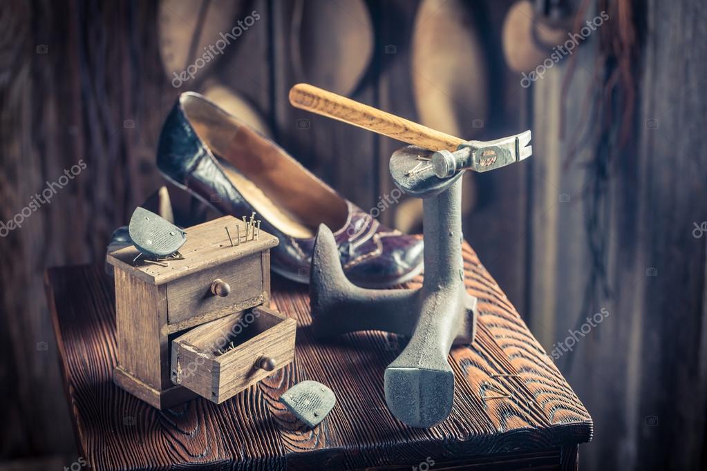 старинные сапожные лапки. старый деревянный ящик для инструментов. ящик для сапожных инструментов. ящичек для инструментов деревянный. ящик для инструментов сапожника.