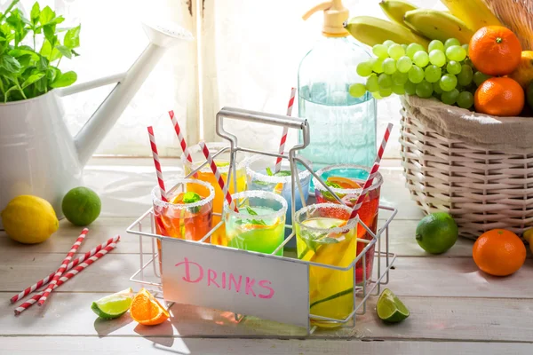 Sladký nápoj s citrusy a máta list — Stock fotografie
