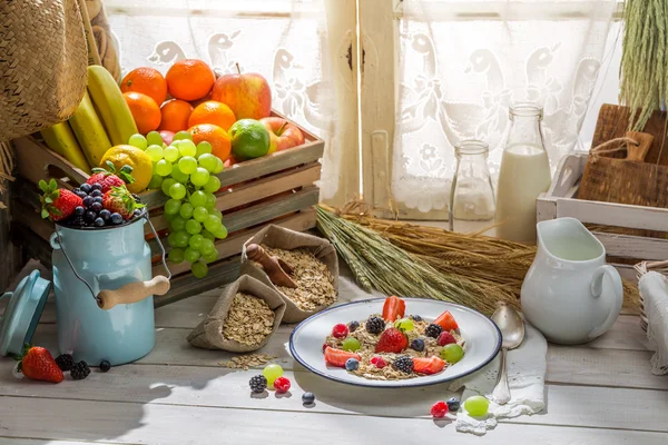 Healthy oatmeal with berry fruits for breakfast — Stock Photo, Image