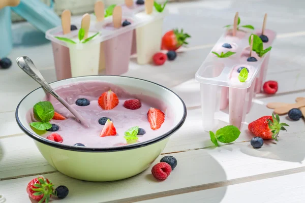 Summer ice cream with fruity yogurt — Stock Photo, Image