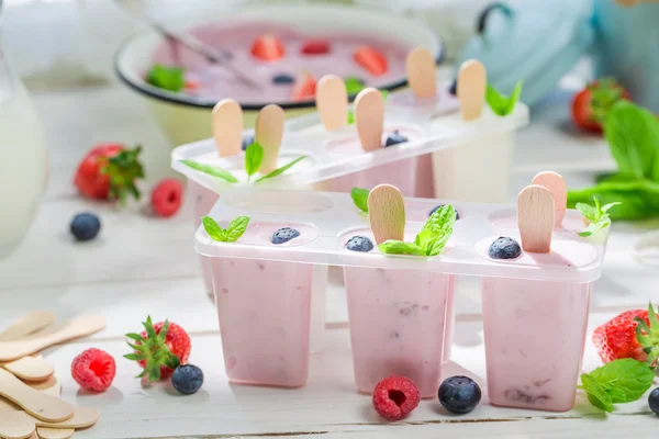 Juicy ice cream with fruity yogurt — Stock Photo, Image
