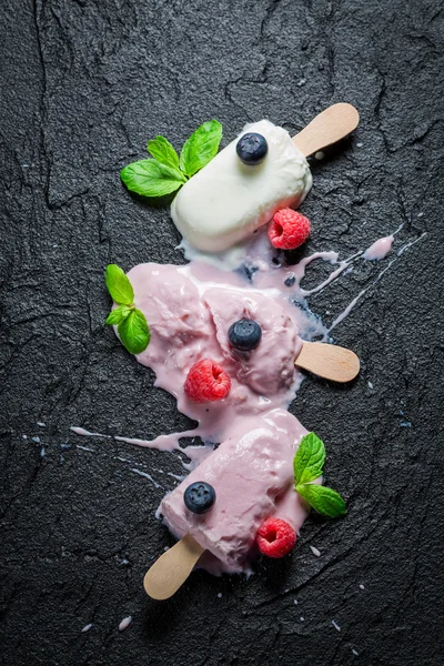 Meyve ve nane yaprağı ile lezzetli dondurma — Stok fotoğraf