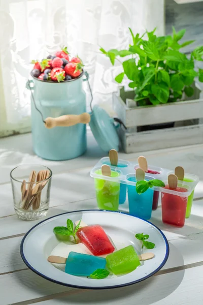 Colorfull ice cream with fruity yogurt — Stock Photo, Image