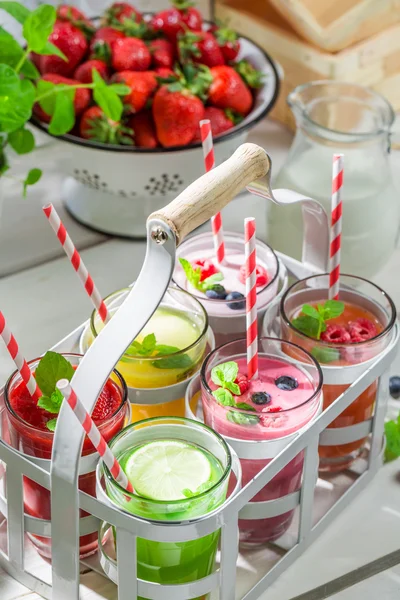 Summer smoothie with fruity yogurt — Stock Photo, Image