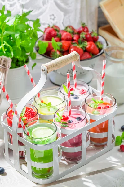 Sağlıklı kokteyl meyveli yoğurt ile — Stok fotoğraf