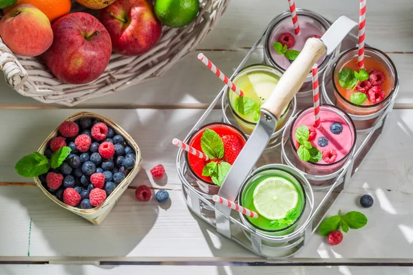Здоровый коктейль со свежими фруктами — стоковое фото