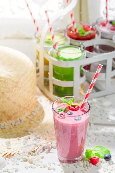 Mumsig smoothie med frukt — Stockfoto