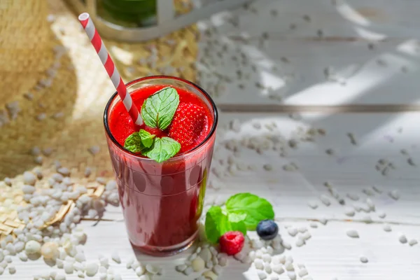 Söt cocktail med frukter — Stockfoto
