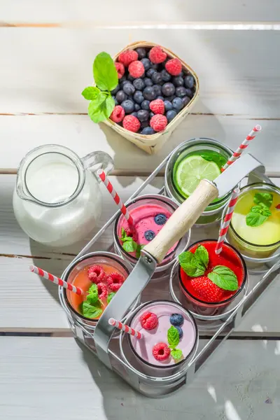 Zelfgemaakte smoothie met bessen vruchten — Stockfoto