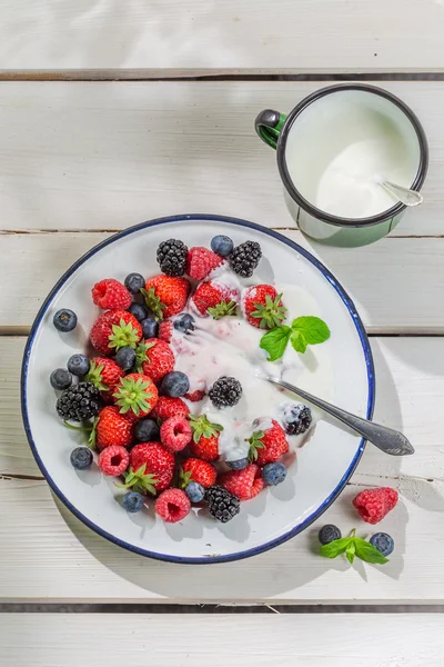 Frutos de baga doce com iogurte — Fotografia de Stock