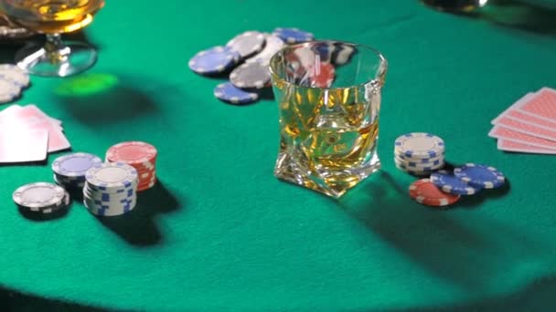 Roterende tabel met poker kaarten whiskey en sigaar — Stockvideo