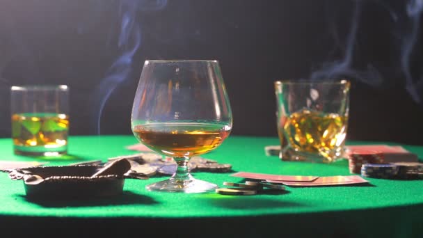 Sigaar roken en whiskey op een tafel na het spel van poker. — Stockvideo