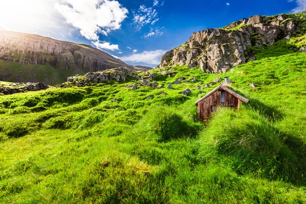 Malá horská chatrč na travnatém kopci na Islandu — Stock fotografie