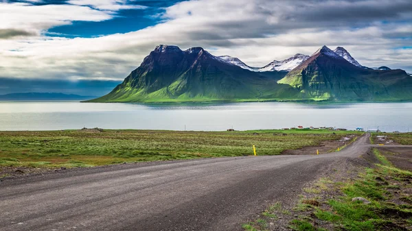 Bergsväg leder till topparna och fjordar, Island — Stockfoto