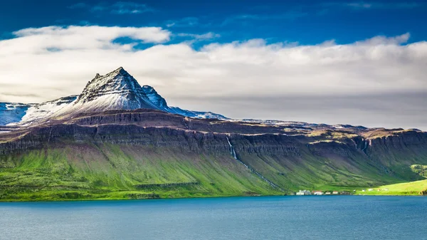 Vulkanische berg over fjord, IJsland — Stockfoto