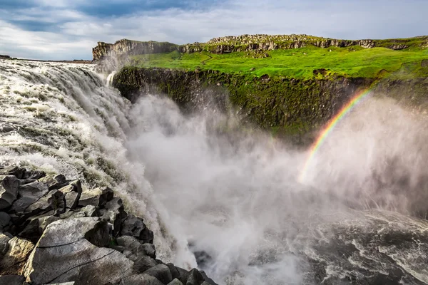 Dettifoss cachoeira com arco-íris na Islândia — Fotografia de Stock