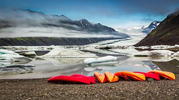 Caiaque em um lago frio perto de uma geleira, Islândia — Fotografia de Stock