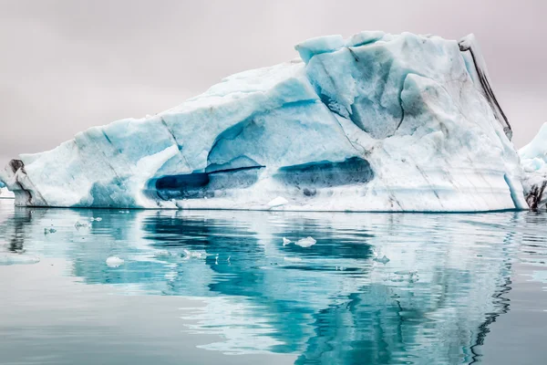 Grande iceberg no lago na Islândia — Fotografia de Stock