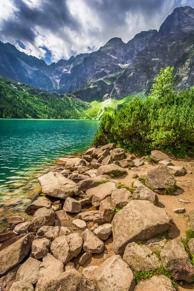 Lago nas montanhas Tatras ao nascer do sol, Polônia — Fotografia de Stock