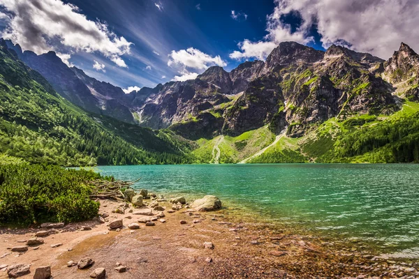 Lago en las montañas Tatra al amanecer, Polonia —  Fotos de Stock