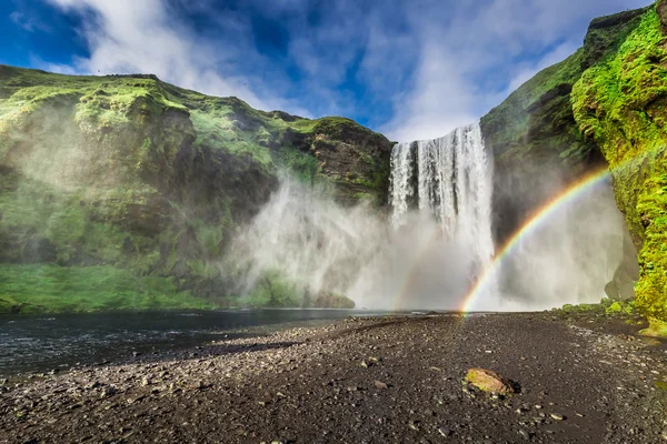 Şelale Skogafoss ve İzlanda'daki gökkuşağı — Stok fotoğraf