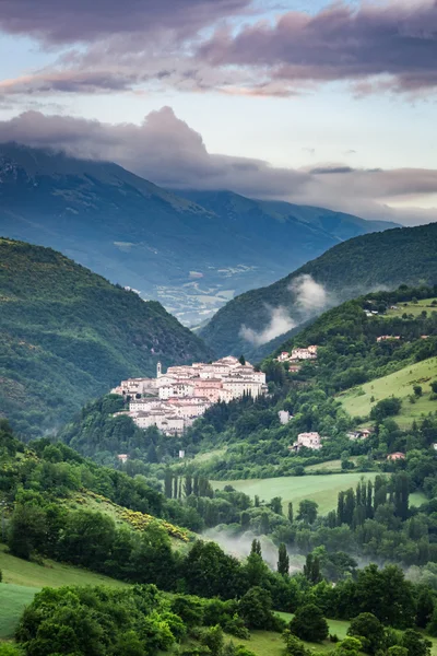 Foggy sunrise over the village of Preci in Umbria, Italy — Stock Photo, Image