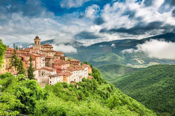 Krásné městečko na kopci, Umbrie, Itálie — Stock fotografie